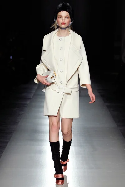 Look 16